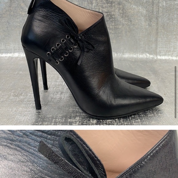 HP Shoe Party 🎉 MIU MIU BLACK LEATHER
HEELED BOOTIES SIZE 39 (orig $1450) - Picture 2 of 7